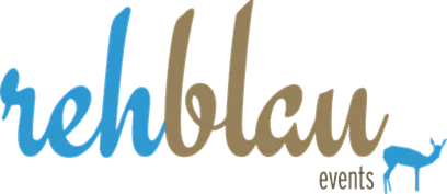 Logo von rehblau events: der Schriftzug „rehblau“ in blauer und goldbrauner Schreibschrift, dahinter die Silhouette eines Rehs, darunter „events“